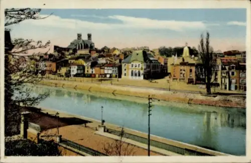 CPA Verdun Meuse, Meuse, Au fond, la Cathédrale et le Monument à la Victoire