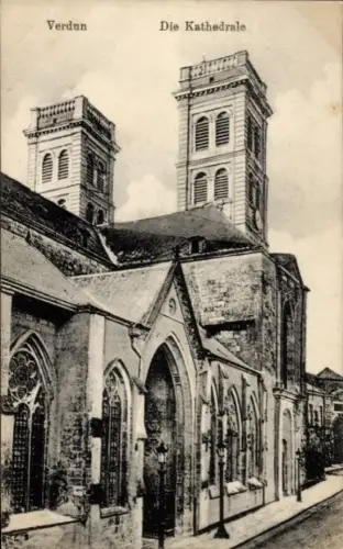 Ak Verdun CPA 55, an der Kathedrale