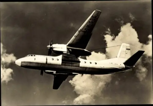 Ak Flugzeug Typ Turboprop Antonow AN 24 in der Luft, Interflug