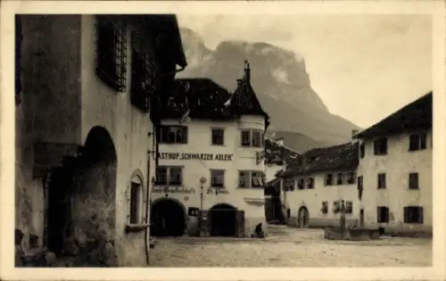 Ak St. Pauls San Paolo Eppan Appiano Südtirol, Schriftzug 'Schwarzer Adler', Platz mit Brunnen, T