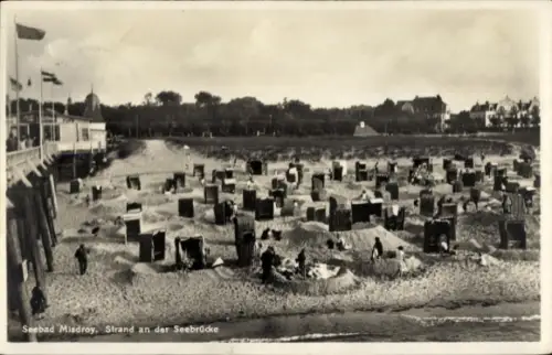 Ak Międzyzdroje Ostseebad Misdroy Pommern, Strand an der Seebrücke