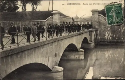 Ak Cherbourg Manche, Le sortie des Ouvriers de l'Arsenal