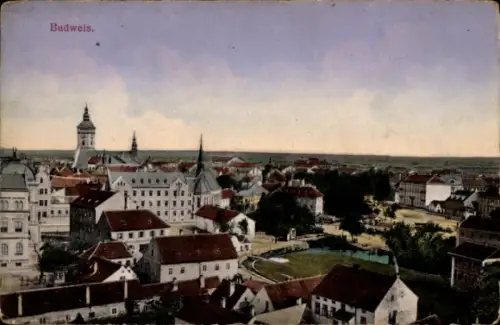 Ak České Budějovice Budweis Südböhmen, Stadtpanorama mit Kirchtürmen, Reihen roter Dächer, Park m