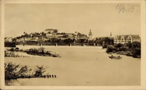 Ak Ptuj Pettau Slowenien, breiter Fluss, Ruderboot, Uferrand mit Büschen, Stadt mit Kirchturm, gr