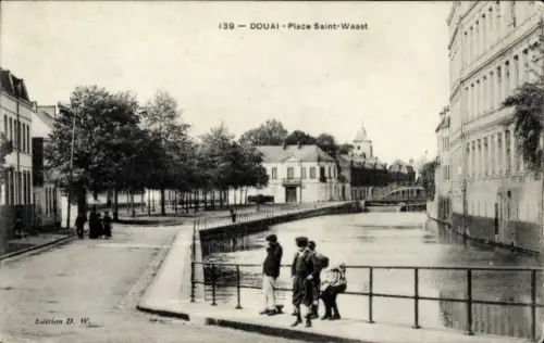 Ak Douai Nord,  Place Saint-Waast, Kanal, Brücke, Uferpromenade