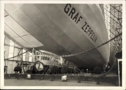 Ak Luftschiff LZ 127, Graf Zeppelin, Taufe, Luftschiffhalle
