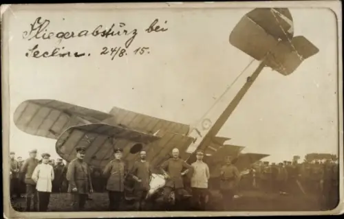 Foto Ak Seclin Nord, Fliegerabsturz, englisches Kampfflugzeug, deutsche Soldaten, 1915, 1. WK