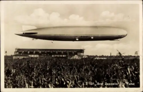 Ak LZ 127, Graf Zeppelin in Fahrt, Luftschiffhalle