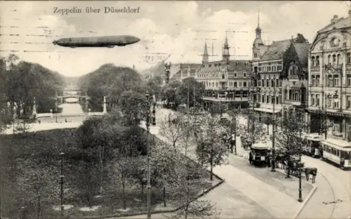 Ak Düsseldorf am Rhein, Zeppelin über der Stadt, Straßenbahn