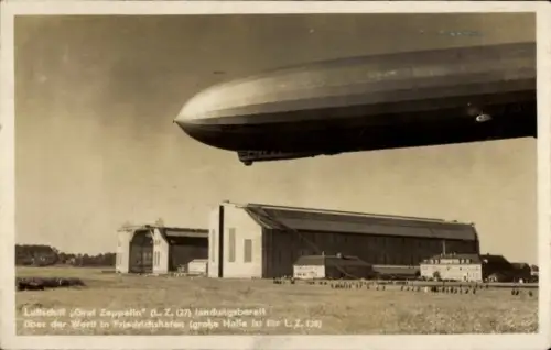 Foto Ak Friedrichshafen, Luftschiff LZ 127 Graf Zeppelin über der Werft, Halle für LZ 128