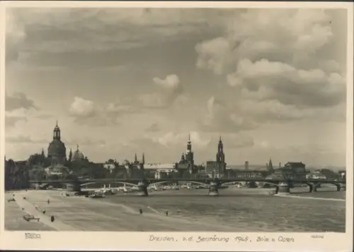 Ak Dresden Zentrum Altstadt, Frauenkirche, Schloss, Hofkirche, Opernhaus, Elbe