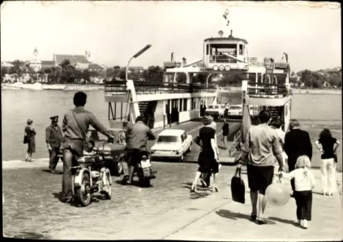 Ak Vácz Vác Ungarn, Donaufähre, Autos, Passagiere