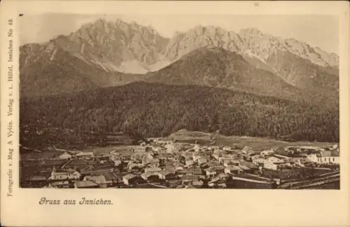 Ak Innichen San Candido Südtirol, Dorf vor Wald und hohem Bergmassiv, Häuser, Kirche, Aufdruck 'G