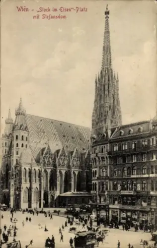 Ak Wien 1 Innere Stadt, Domfassade mit hohem Turm, gemustertes Dach, Platz mit Menschen und Kutsc