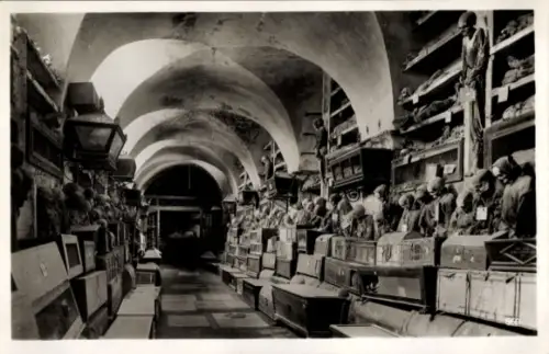 Ak Palermo Sizilien Sicilia Italien,  Katakomben, Mumien, Särge, Gewölbegang