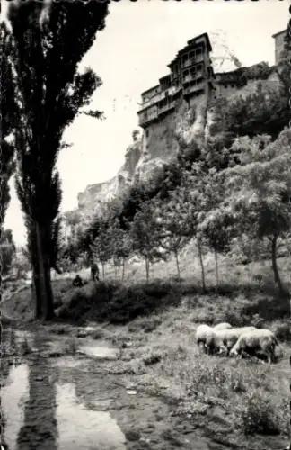 Ak Cuenca Kastilien La Mancha Spanien, Blick zu den hängenden Häusern