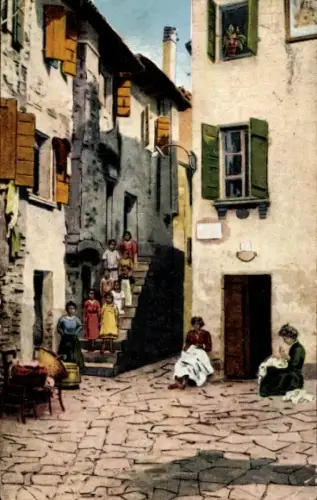 Ak Grado Friuli Venezia Giulia, Kopfsteinpflaster, enge Gasse mit Häusern, Kinder auf Treppe, Frauen