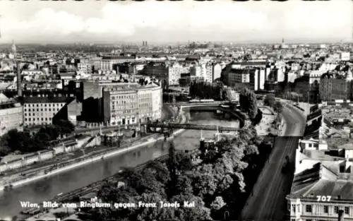 Ak Wien 1 Innere Stadt, Fluss mit Brücken, Baumreihe am Ufer, mehrstöckige Gebäude, breite Straße