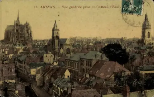 Ak Amiens Somme, Blick von erhöhter Stelle, große Kathedrale, mehrere Kirchtürme, enge Dächer, Ba