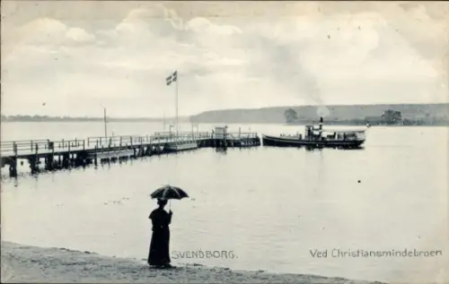 Ak Svendborg Dänemark, Ved Christiansmindebroen, Brücke, Frau mit Schirm am Ufer