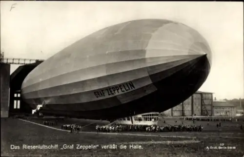 Ak Riesenluftschiff Graf Zeppelin verlässt die Halle