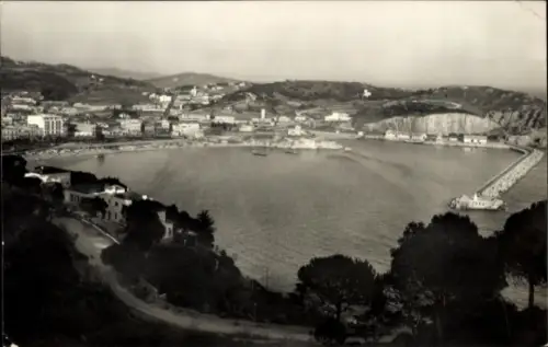 Ak Sant Feliu de Guíxols Katalonien, Küstenansicht,  Costa Brava, Hafen, Berge im Hintergrund