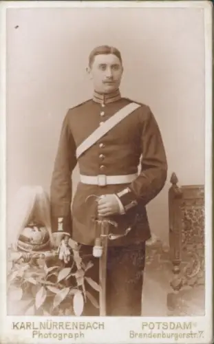 CdV Potsdam, deutscher Soldat in Uniform, Standportrait, Fotograf Karl Nürrenbach