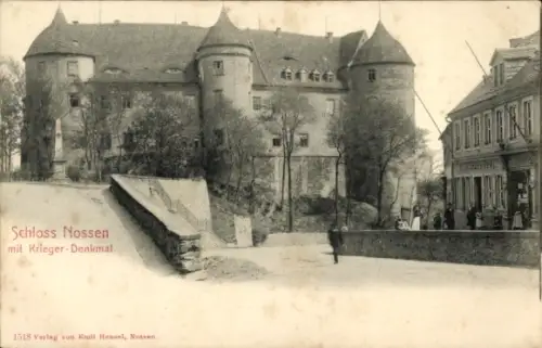 Ak Nossen in Sachsen, Schloss mit Kriegerdenkmal