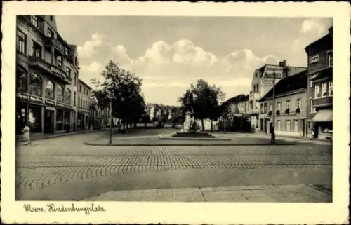 Ak Moers am Niederrhein, Blick auf den Hindenburgplatz mit Statue, Geschäfte, Apotheke