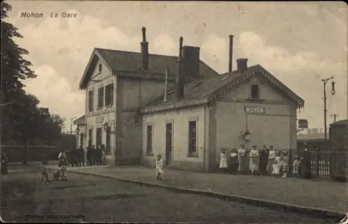 Ak Mohon Morbihan, Bahnhof  Menschenmenge vor dem Gebäude, nostalgischer Stil