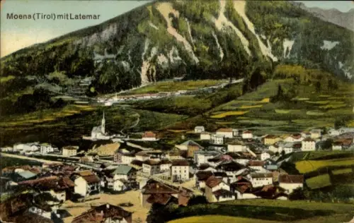 Ak Moena Trentino Südtirol, Dorf mit Kirche und spitzem Kirchturm, Häuserreihen, Felder, Straße, 