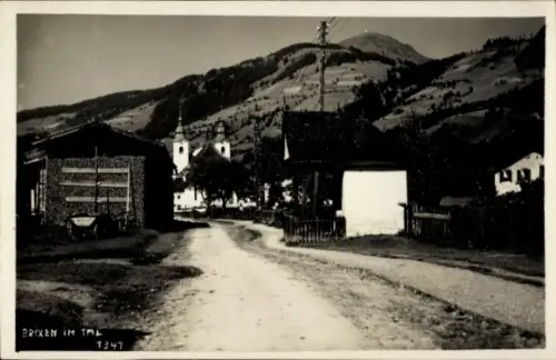 Ak Brixen Bressanone Südtirol, unbefestigte Straße, Scheunen, Kirchtürme, Berghänge, Beschriftung