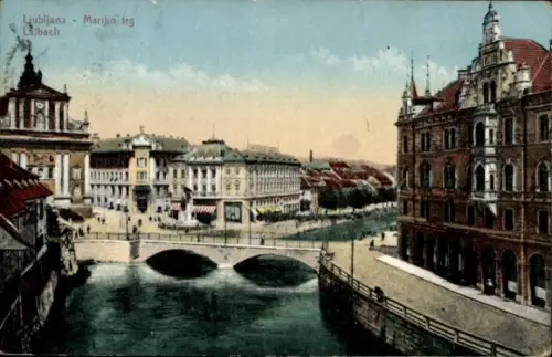 Ak Ljubljana Laibach Slowenien, Fluss mit zweibogiger Brücke, Ufer mit Fußgängern, Mehrstöckige G