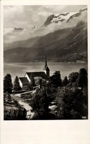 Ak Hardangerfjord Norwegen, Blick auf die Kirche mit Berge 