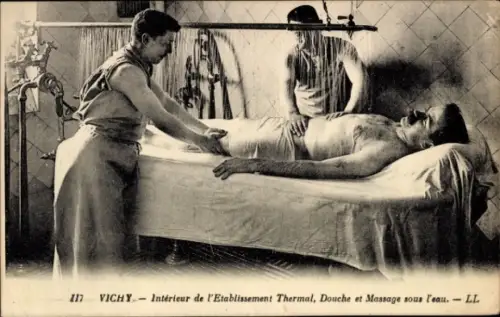 CPA Vichy Allier, Intérieur de l'Etablissement Thermal, Douche et Massage sous l'eau