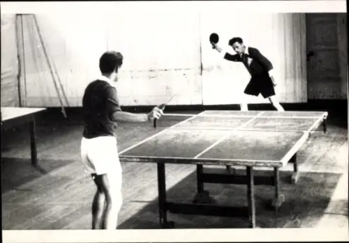Foto Ak Männer spielen Tischtennis