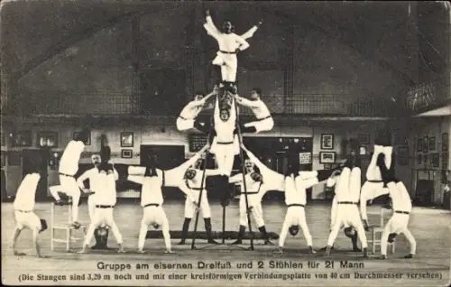 Ak Turnen, Gruppe am eisernen Dreifuß und 2 Stühlen für 21 Mann