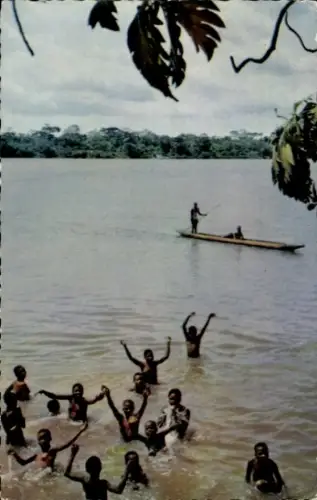 Ak Niger, Kinder im Wasser, Ruderboot