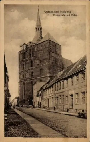 Ak Kołobrzeg Ostseebad Kolberg Pommern,  Domstraße, Kolberger Dom mit Turm