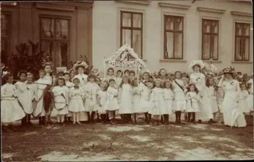 Foto Ak Frauen und Mädchen in weißen Kleidern, Festgesellschaft, 1909