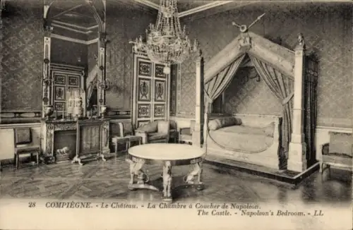 Ak Compiègne Oise,  Schloss  Napoleons Schlafzimmer, Himmelbett
