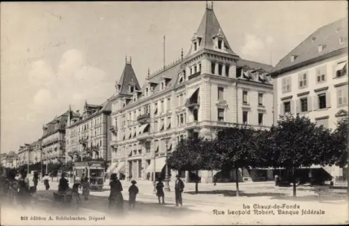 Ak La Chaux de Fonds Kanton Neuenburg, Rue Leopold Robert, Banque federale, Straßenbahn