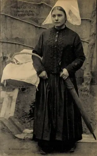 Ak Thouars Deux Sèvres, Frau in Volkstracht