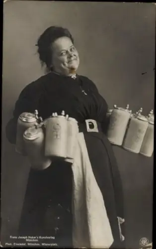 Ak Frau mit Bierkrügen, Bier