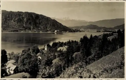 Ak Sattendorf Treffen am Ossiacher See Kärnten, Seeufer, Hügel und Wald, kleines Dorf mit Turm, H