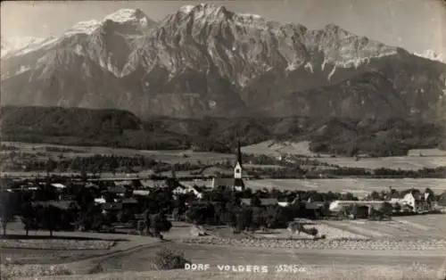 Ak Volders Tirol, Dorf  Berge im Hintergrund, Kirche, ländliche Landschaft