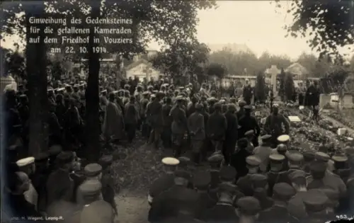 Ak Vouziers Ardennes, Friedhof, Einweihung des Gedenksteins für die gefallenen Kameraden, 1914