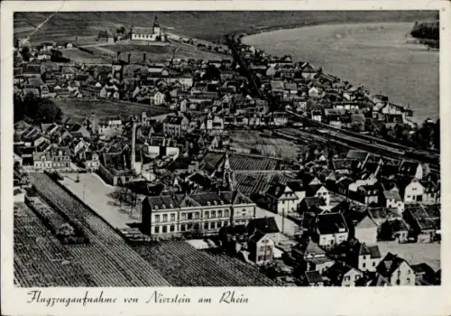 Ak Nierstein am Rhein, Flugzeugaufnahme Nierstein, Rhein, Landschaft, Häuser, Weinberge
