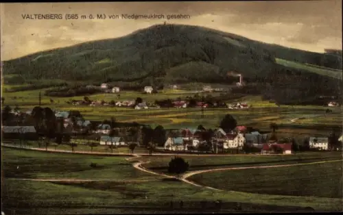 Ak Niederneukirch Neukirch in der Lausitz, Blick auf die Stadt und den Valtenberg