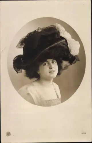 Foto Ak Portrait einer Frau, Hut mit Feder